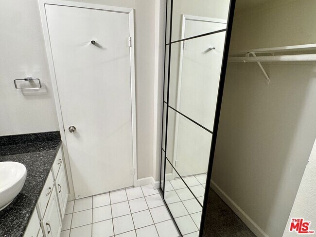 Building Photo - 950 Kings Rd