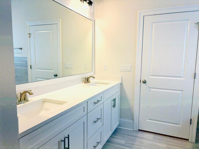 Building Photo - 2506 Blue Ridge Dr
