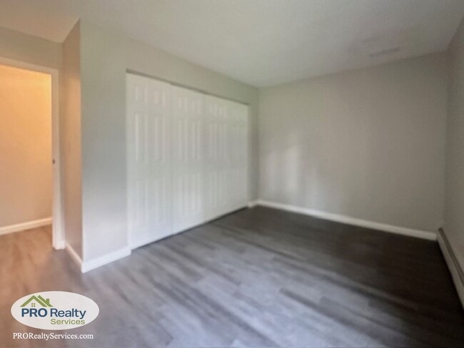 Building Photo - Recently Remodeled Condo **Half off 1 Mont...