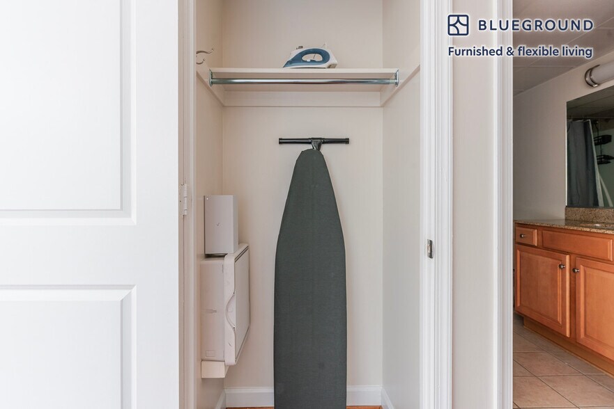 Building Photo - 3900 Fairfax Dr