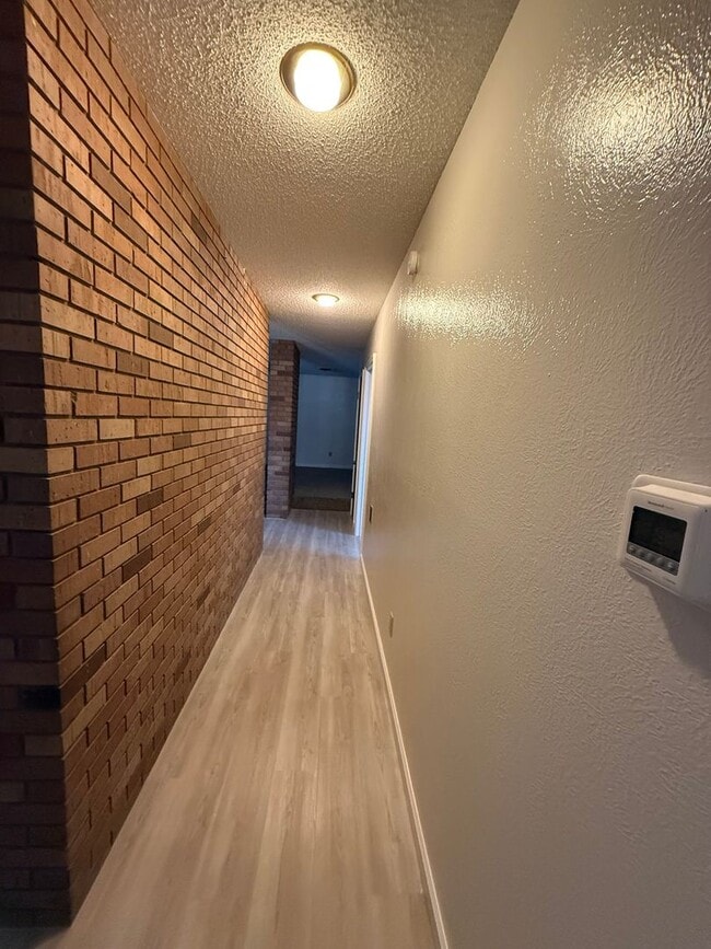 Building Photo - Newly Remodeled Big and Spacious 5 Bed Home! Huge Back Yard!