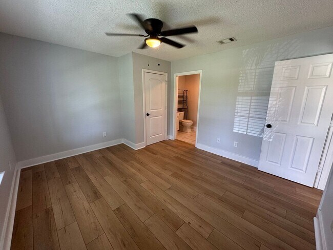 Building Photo - Gulf Breeze - Pineglade - 4 bedroom, 3 bat...