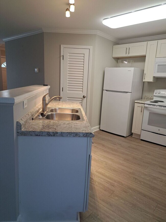 Building Photo - 7325 Claudia's Way