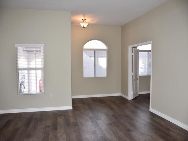 Building Photo - Fully remodeled ground floor 2BR unit in gated Mission Ridge - with garage!