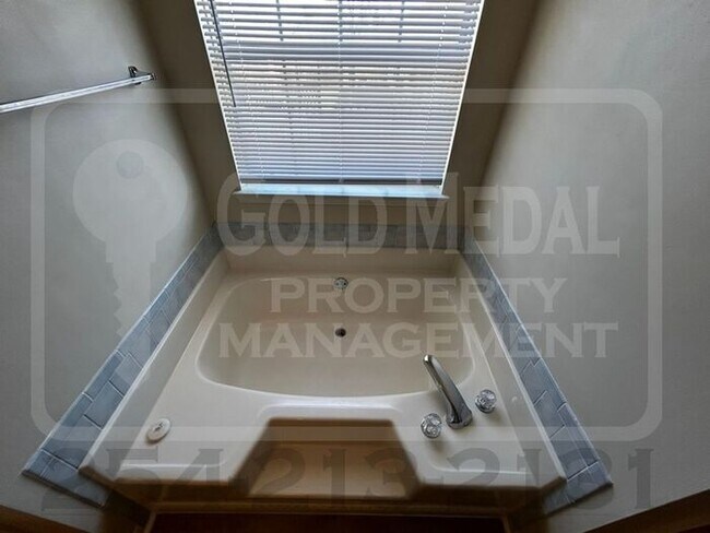 Building Photo - 1805 Diana Ln