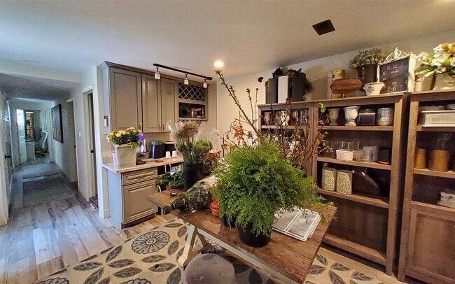 Building Photo - 4423 Meyerwood Dr