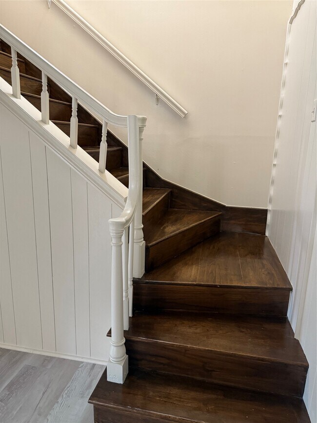 Building Photo - 3232 Parkwood Dr