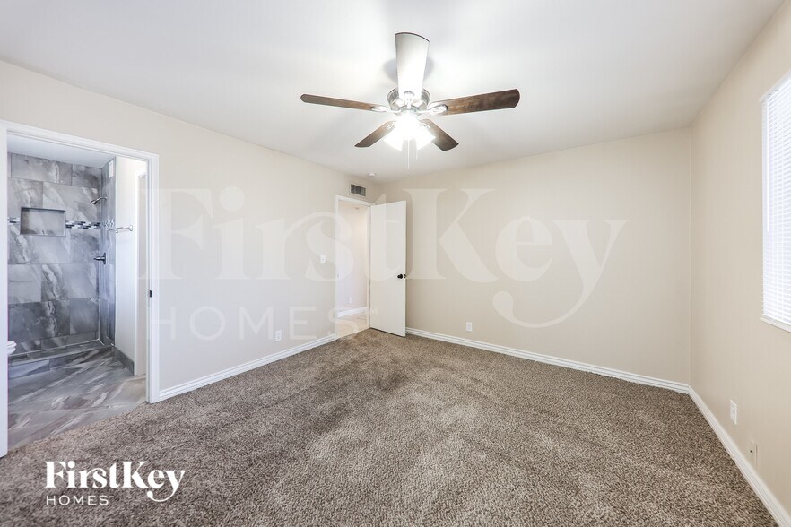 Building Photo - 9044 N 52nd Dr