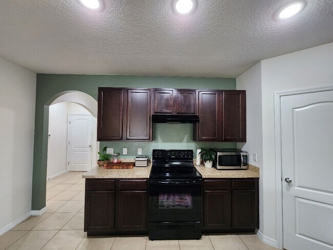 Building Photo - Beautifully 4-Bedroom, 2-Bath house in Lak...