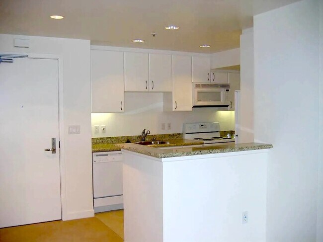 Building Photo - 260 King St