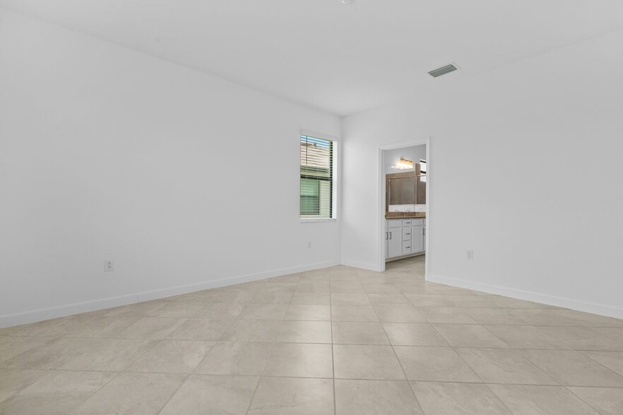 Building Photo - 13968 Hunter Oak Dr