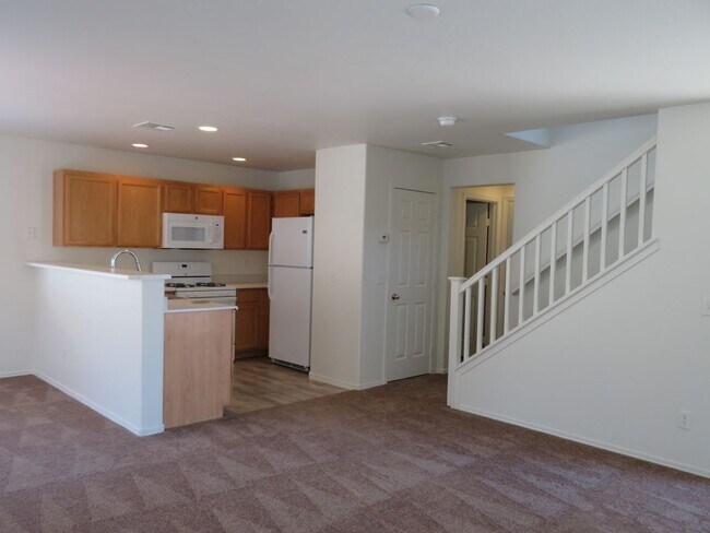 Building Photo - Great 2-Story Home