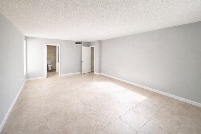 Building Photo - 737 SE 1st Way