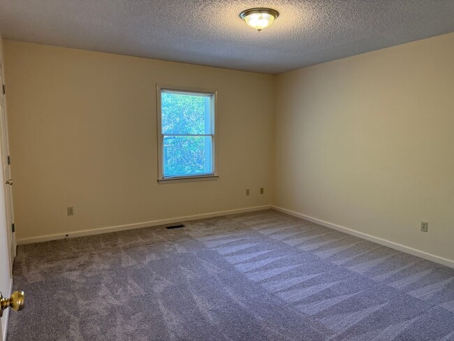 Building Photo - Private 2BD/1.5BA Townhouse in Prime NW Hickory Location | Available 6/1/2026