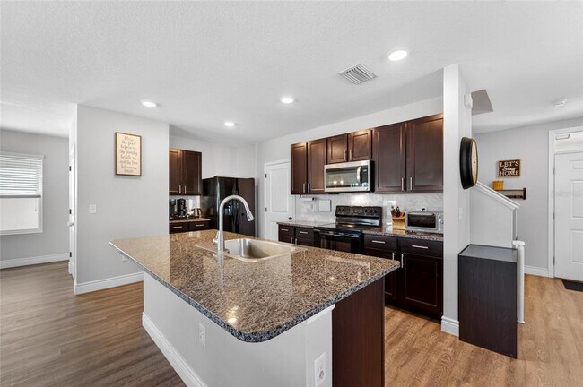 Building Photo - 11176 Leland Groves Dr