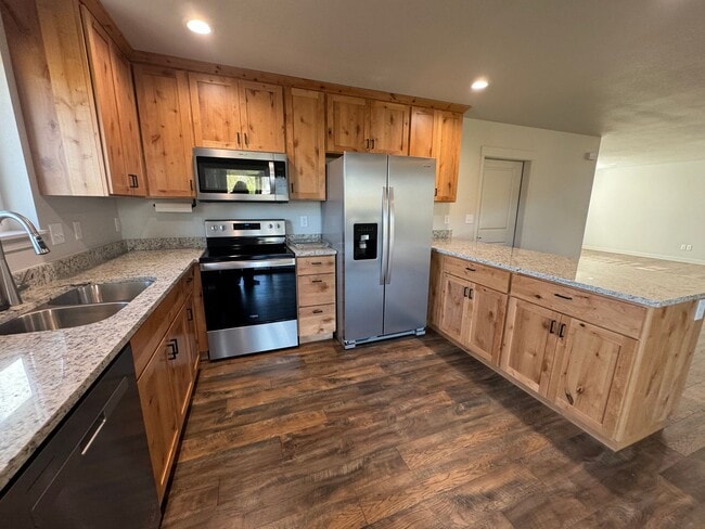 Building Photo - Newer 3 Bed 2 Bath Home In Roseburg