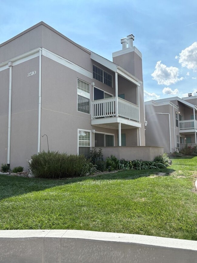 Building Photo - 2 Bedroom Lower Level Unit - ALL UTILITIES...