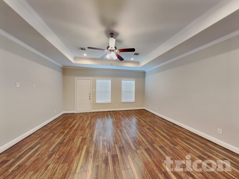 Building Photo - 1002 Woodcrest Dr