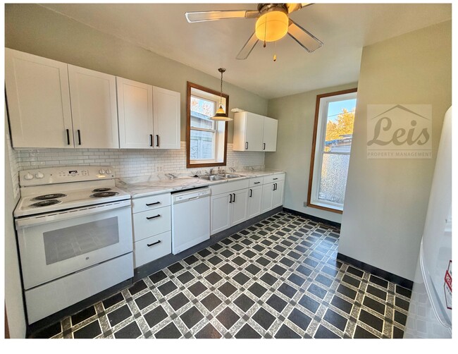 Building Photo - 502 E 5th St