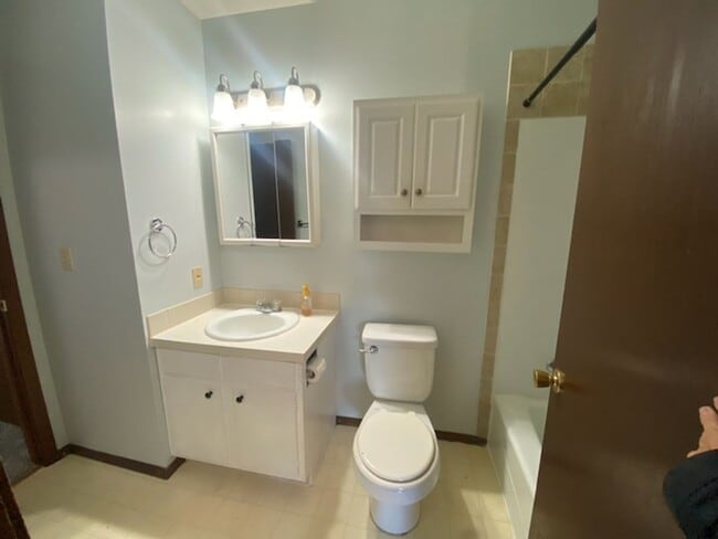Building Photo - 3 Bedroom Home with Attached Garage!
