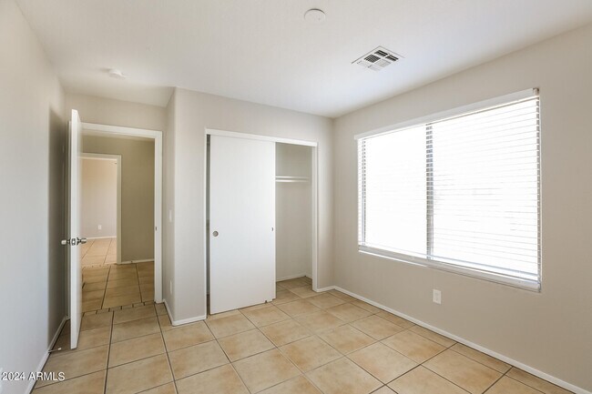 Building Photo - 2843 S 63rd Ln