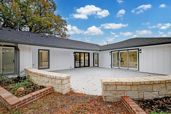 Building Photo - 6254 Locke Ln