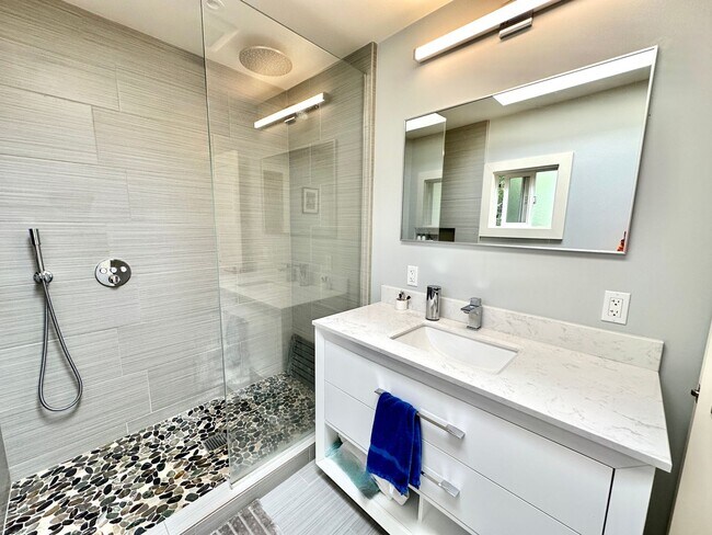 Building Photo - Gorgeous Hillside View, Modern Flat