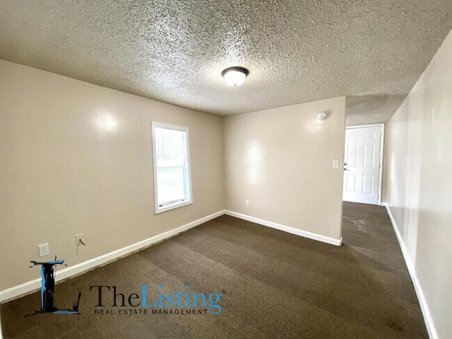 Building Photo - 1005 Pine Ave