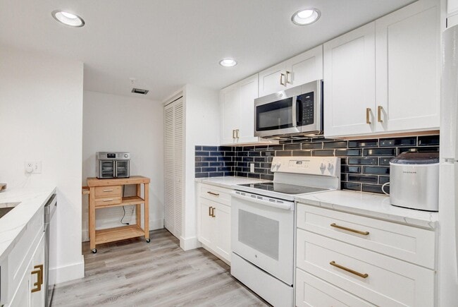 Building Photo - 1915 Lavers Cir