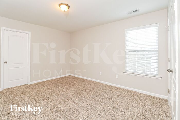 Building Photo - 2648 Kinmere Dr