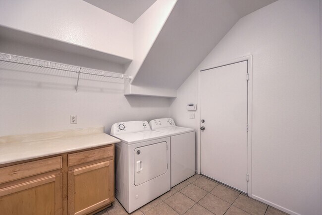 Building Photo - Gorgeous 6Bed/5Bath/4Car, 2-Story Home located in the Mountains Edge