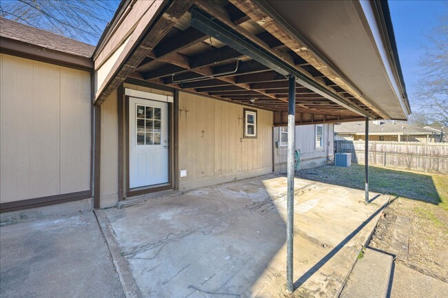 Building Photo - 3BED/2BATH REMODELED