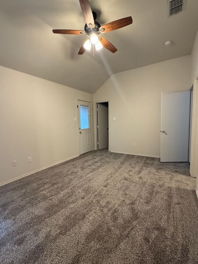 Building Photo - 3/2/2 - MODERN Updates - Fresh Paint & Flooring