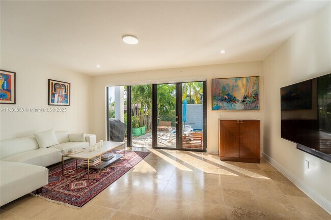 Building Photo - 2766 SW 33rd Ave