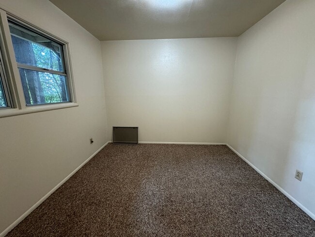 Building Photo - 4 bed/1.5 bath House with large backyard