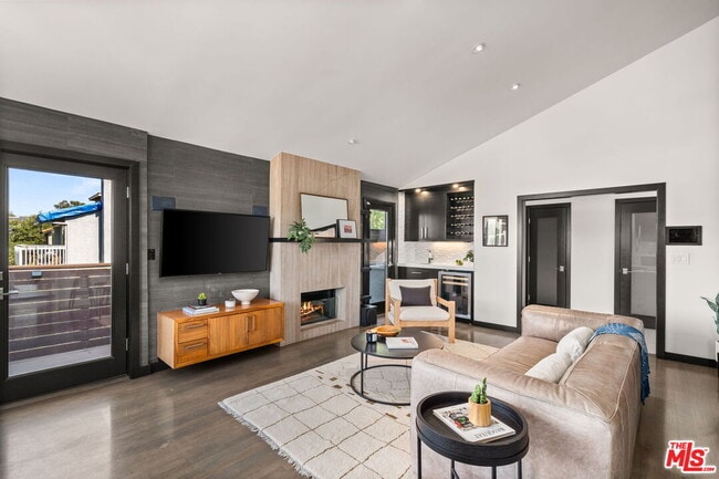 Building Photo - 28207 Laura La Plante Dr
