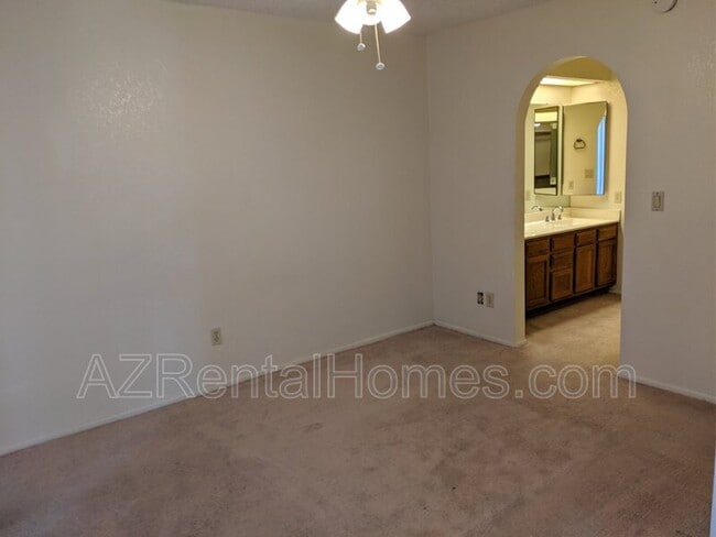 Building Photo - 609 E Mesquite Cir