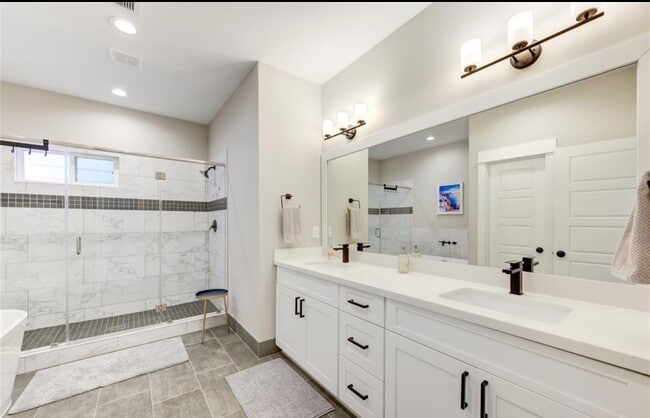 Building Photo - 704 Pinemont Dr