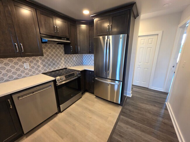 Building Photo - Newly Renovated 2 Bedroom Apartment - Poug...