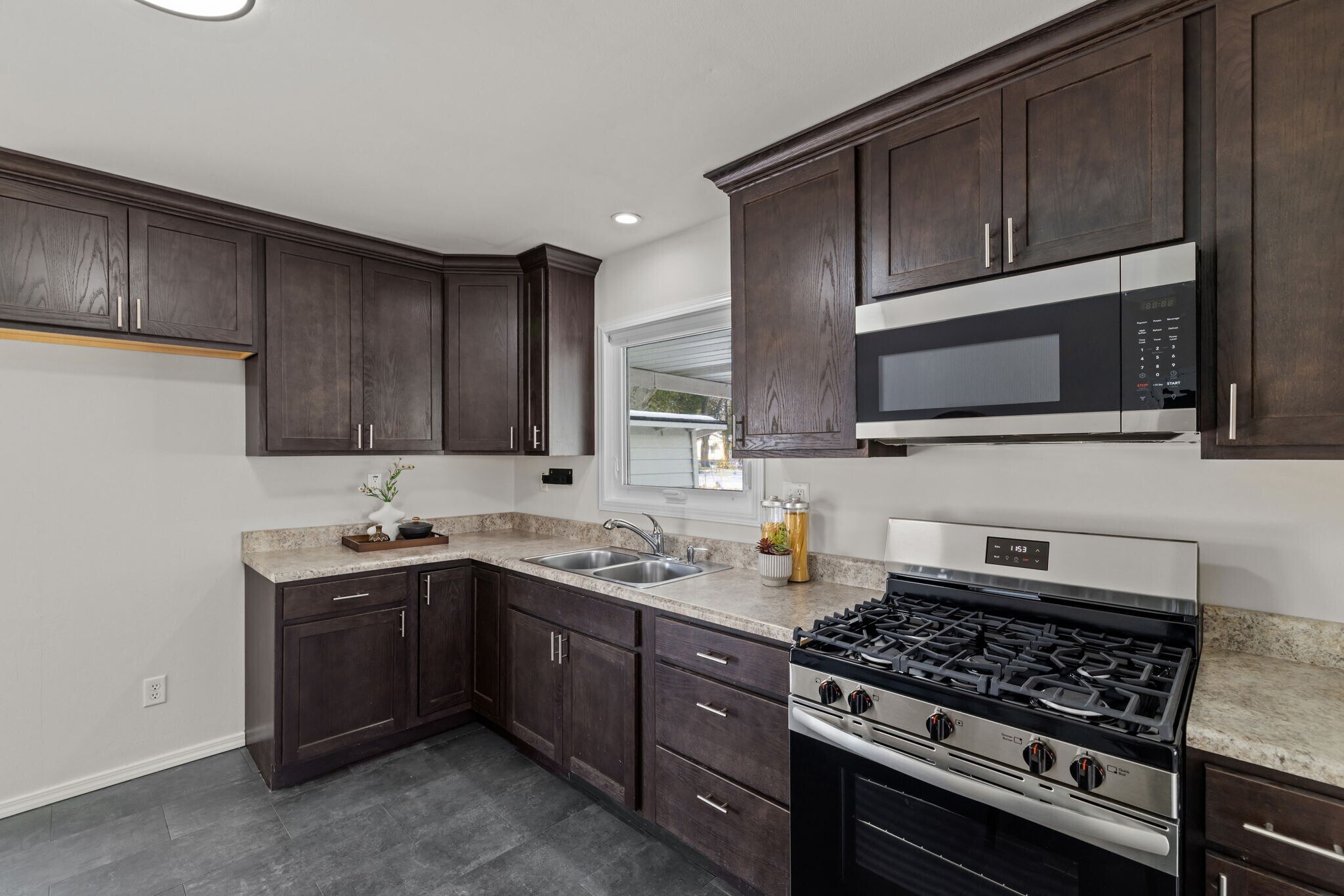 Building Photo - 1655 Fenmore Dr