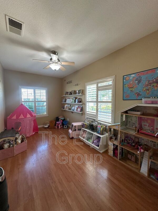 Building Photo - 6227 W Oak Ave