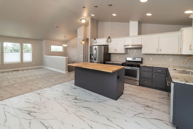 Building Photo - Refined Living in the Heart of Bend — Fully Remodeled Home for Lease