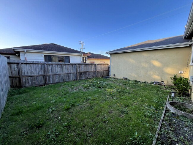 Building Photo - 905 W Harris St