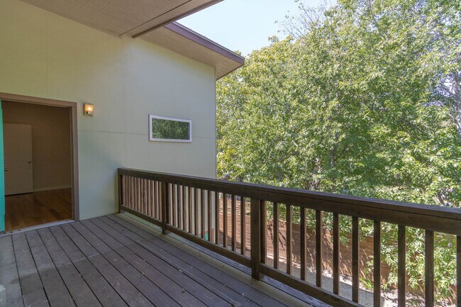 Building Photo - 1702 Forest Hill Dr