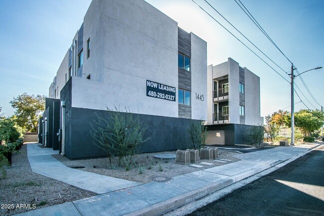 Primary Photo - 1443 E Osborn Rd