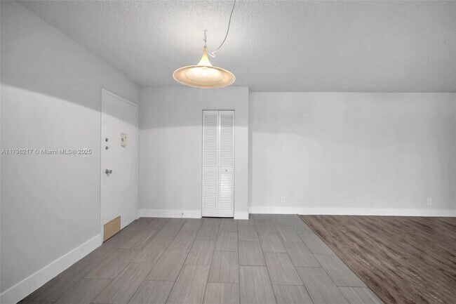 Building Photo - 940 NE 199th St
