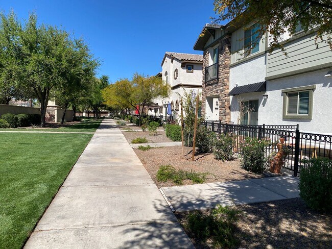 Building Photo - Resort-Style Living in Gilbert – 3 Bed Townhome Near SanTan Village