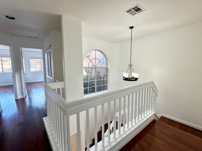 Building Photo - Beautiful 3 bed 2.5 bath home in Oak Park!