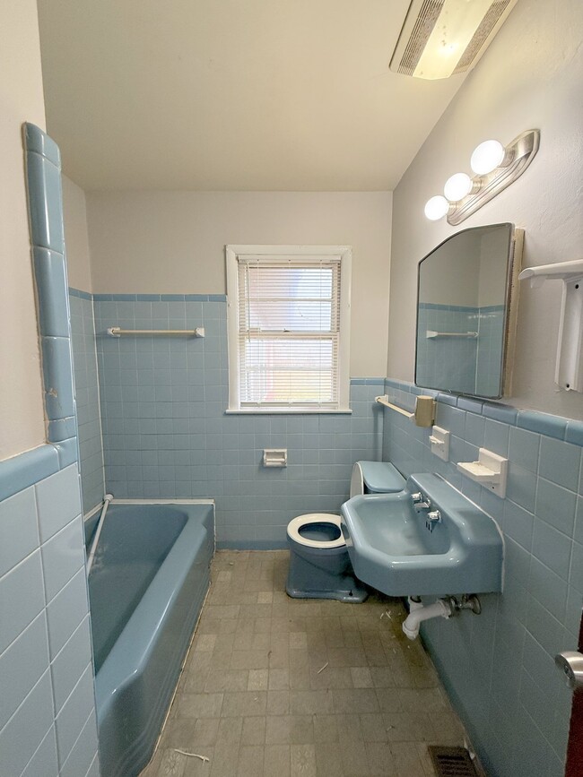 Building Photo - 2106 NW Sullivan Rd