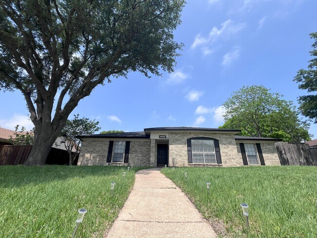 Building Photo - 2729 Lawndale Dr
